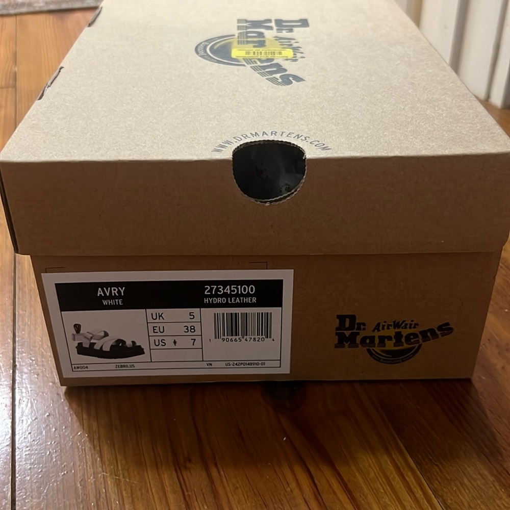 Dr. Marten Avry White BRAND NEW in box!